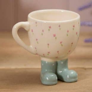 Mug en forme de botte en céramique avec motif de fleurs répétées pour la vente par Langs