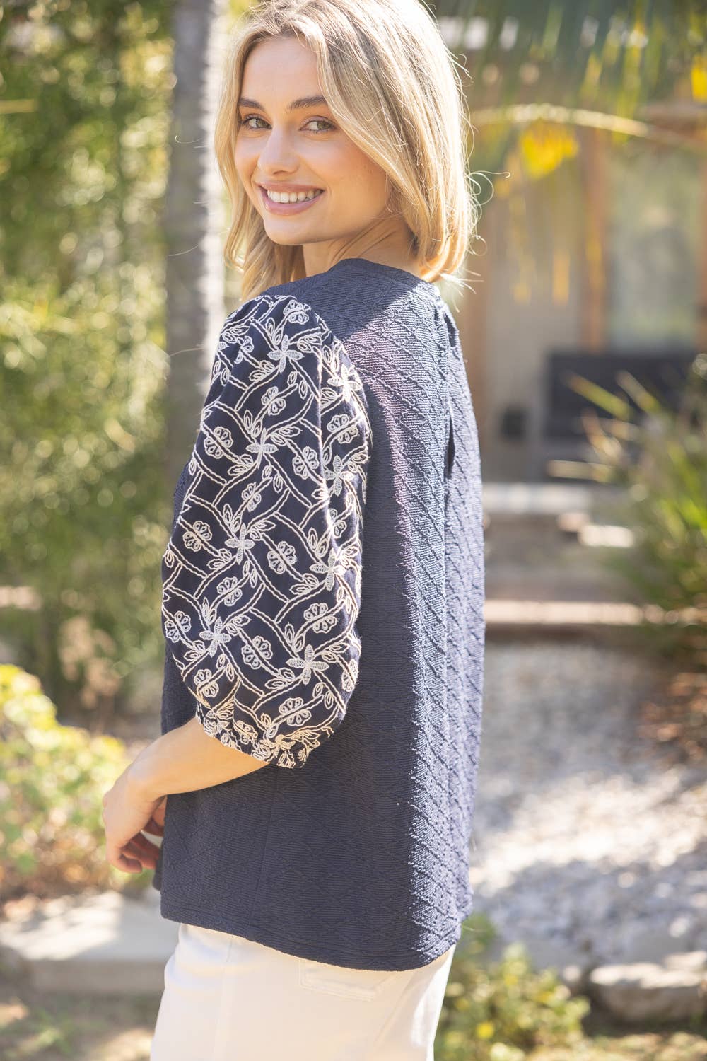 VOY – Engroshandel Bluse - Dame – 35237 Blomstret Broderet Ærme Struktureret Strikbluse3