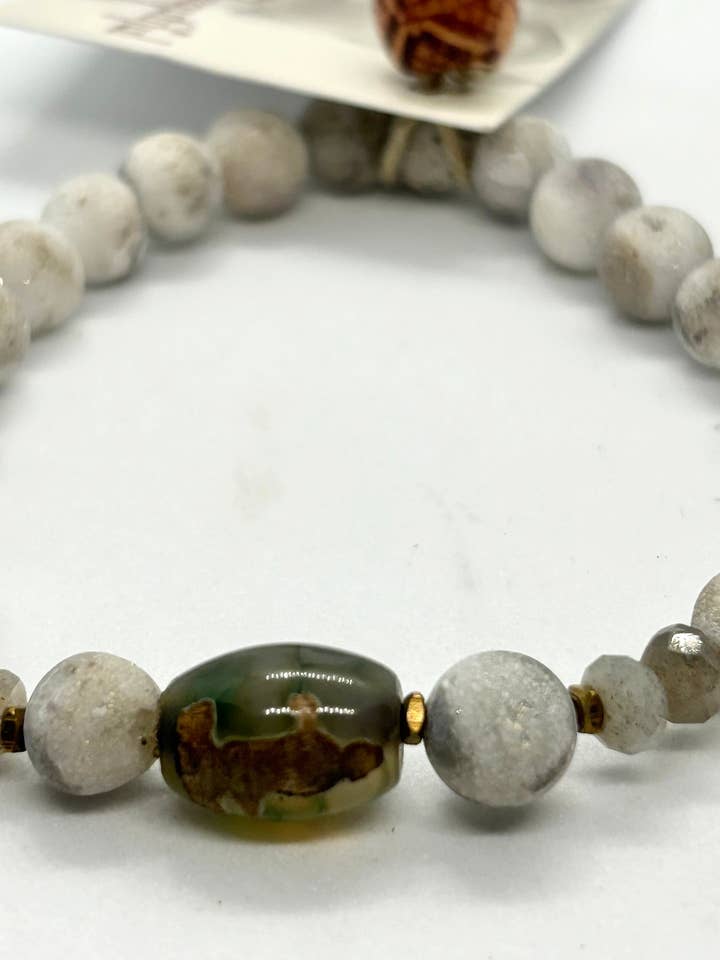 BELLE ÂME - PERLE FOCAL DZI QUAN YIN AVEC PERLES DRUZY MATES - BRACELET pour la vente par Beautiful Soul Jewelry