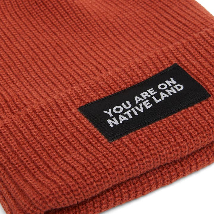 Urban Native Era - Vente Bonnet – unisexe - BONNET CÔTELÉ « YOU ARE ON NATIVE LAND » - SÉQUOIA1