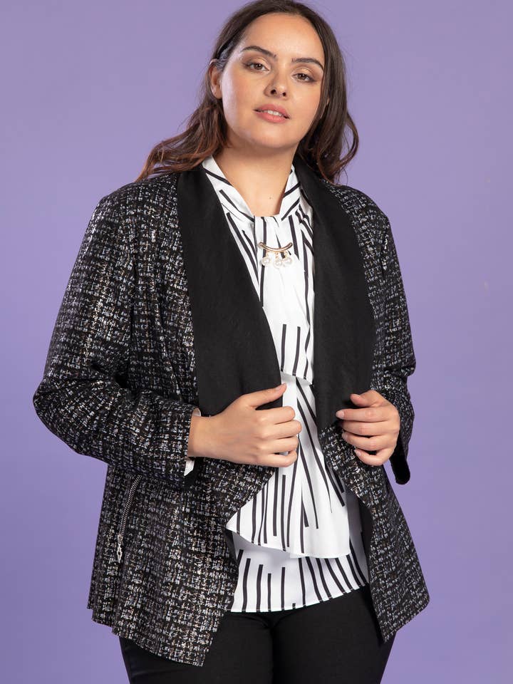 Giacca taglia grande in camoscio stampato nero (C6126) per la vendita all'ingrosso da parte di Pomme Rouge Paris