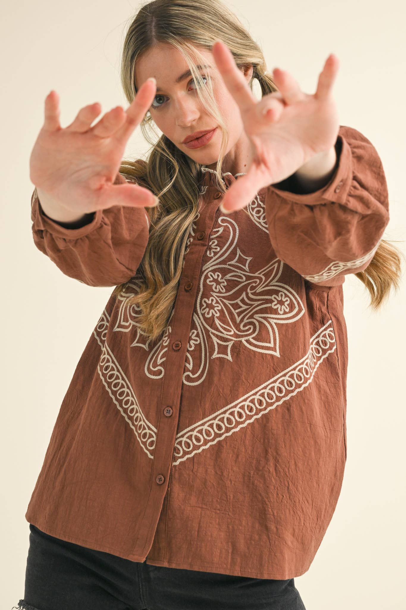 &MERCI – Engroshandel Skjorte med buttondown – til kvinder – BRODERET MOCK NECK KNAPPEBLUSE MTP333628