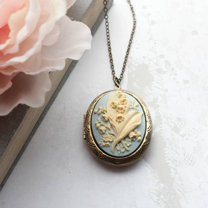 A Pocket of Posies - Vente Collier à médaillon - Médaillon de muguet Bleu clair1