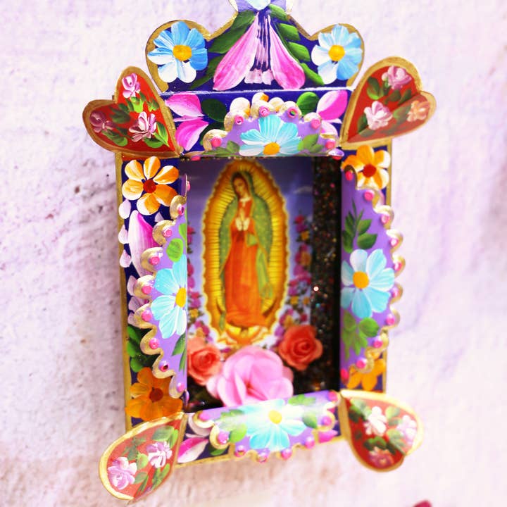 Cadre floral fabriqué à la main au Mexique avec Guadalupe pour la vente par PINK PAMPAS