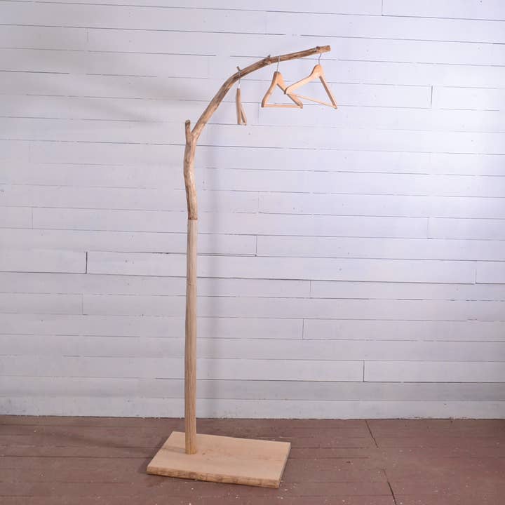 prairie studio - Wholesale Clothes hangers - Wooden coat rack with a branch, valet stand4