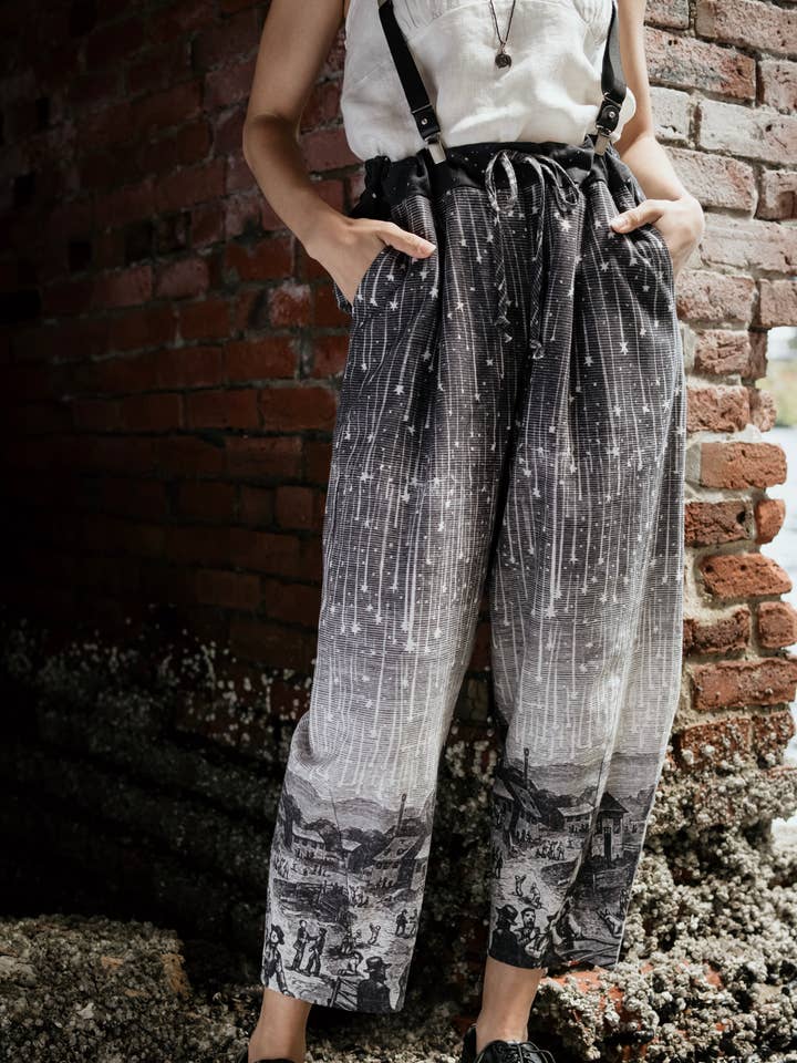 Market of Stars (USA) – Calças - Mulher por atacado – Calças Artista Curtas de Linho Stargazer com Estampa de Estrelas Cadentes0