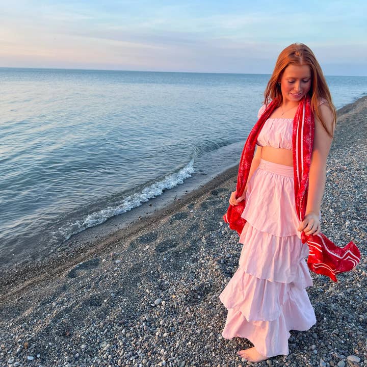 Foulard en soie rouge miroir pour la vente par EVELYN & KATE