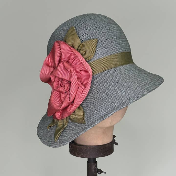 Kathy Jeanne Millinery - Vendita all'ingrosso Cappello cloche - Donna - Cappello a cloche in paglia color denim polveroso asimmetrico con rosa in gros-grain.1