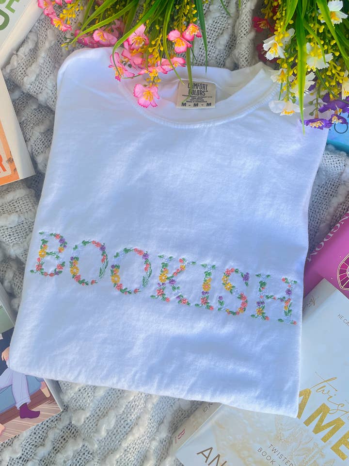 Boglig Blomstret T-shirt for engroshandel hos Threaded By Sabrina