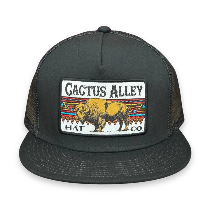 "Indian Trail" - 6006 Zwart/ Zwart Mesh, Snapback Pet (2025) voor wholesale door Cactus Alley Hat Co.