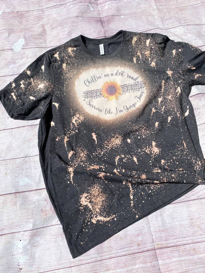 Chillin auf einer unbefestigten Straße | George Jones | Chilling Back Road Sunflower | Bleichhemd | Bleach Tees für den Großhandel von Cute As A Rustic Button