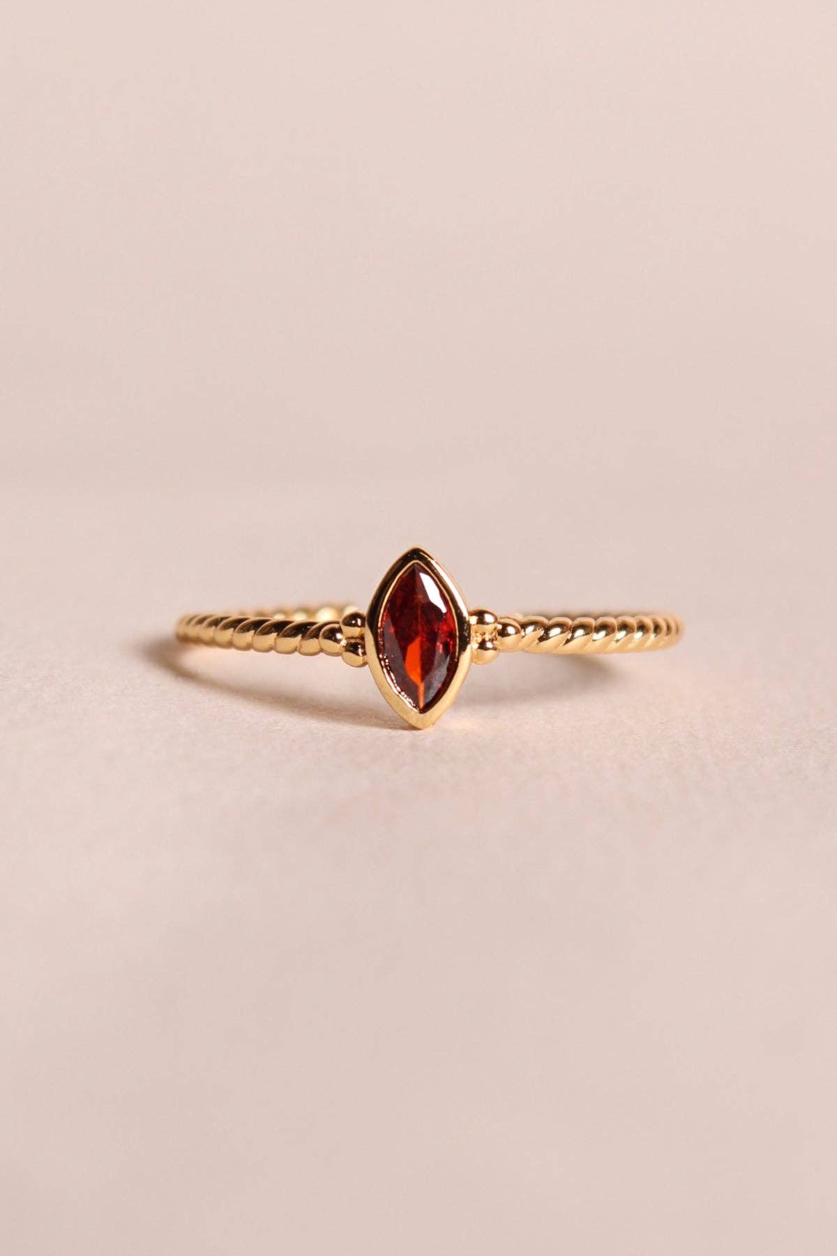 Waekura – Großhandel Band/Stapelring – Wilma Ring mit vintage-inspiriertem ovalem Zirkon2