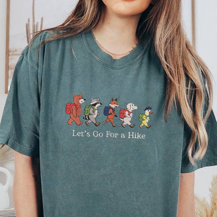 T-shirt brodé "Allons faire une randonnée" Granola Girl pour la vente par Plantiful Design Co