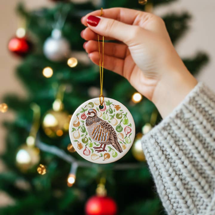 Keramisk agerhøne i et pæretræ juleophængsornament for engroshandel hos Cherith Harrison