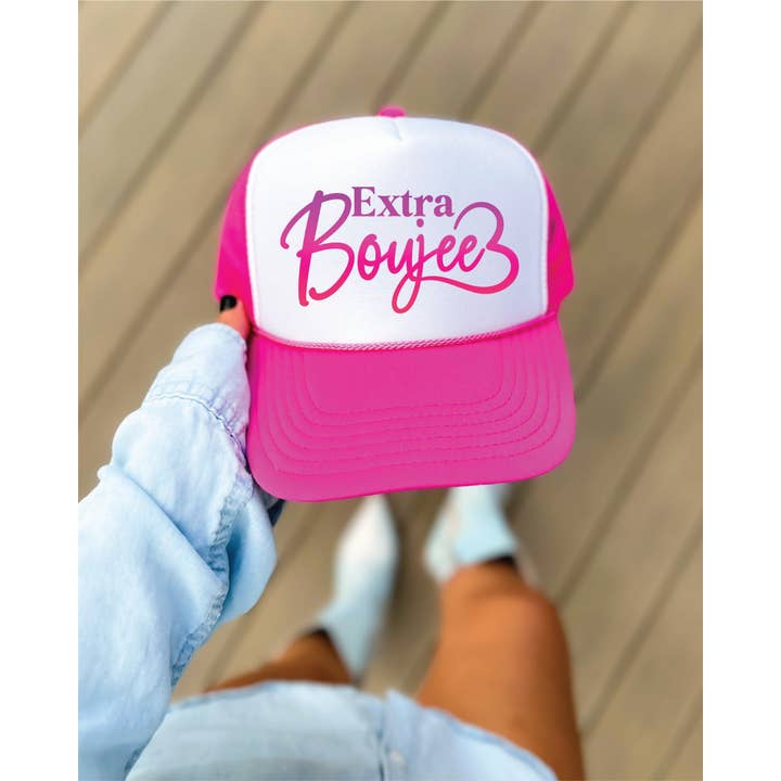Southern Attitude Designs Inc - Venta al por mayor Gorra trucker - Mujer - Gorra Trucker Extra Boujee DTF Impresa en Rosa Fucsia y Blanco