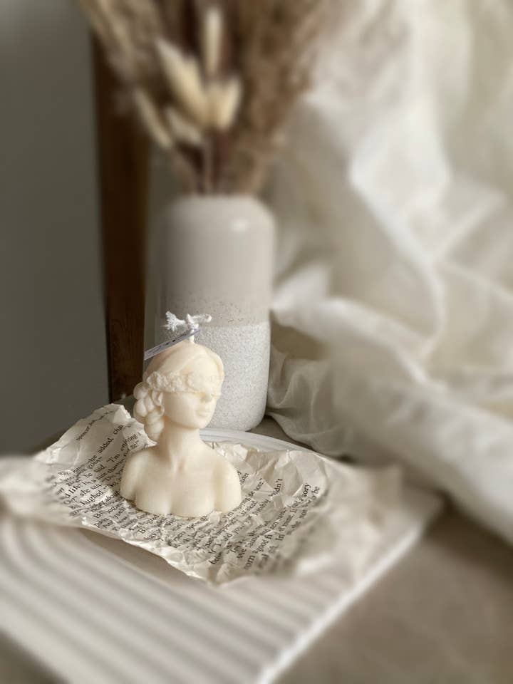 Lady in Beauty Candle for wholesale by Suri & Co.Ch