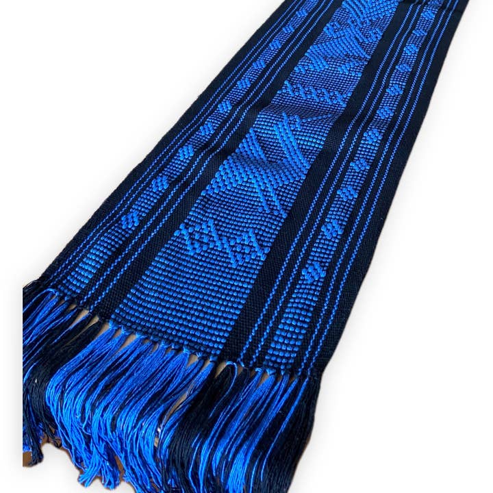 Set di runner da tavola e 8 tovagliette intrecciati a mano in nero e blu reale per la vendita all'ingrosso da parte di Gracias MX