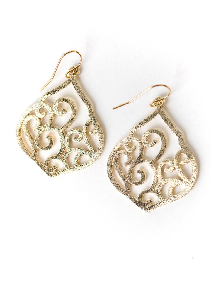 Wirbel-Ohrringe aus gebürstetem Gold für den Großhandel von Anne Vaughan Designs Jewelry