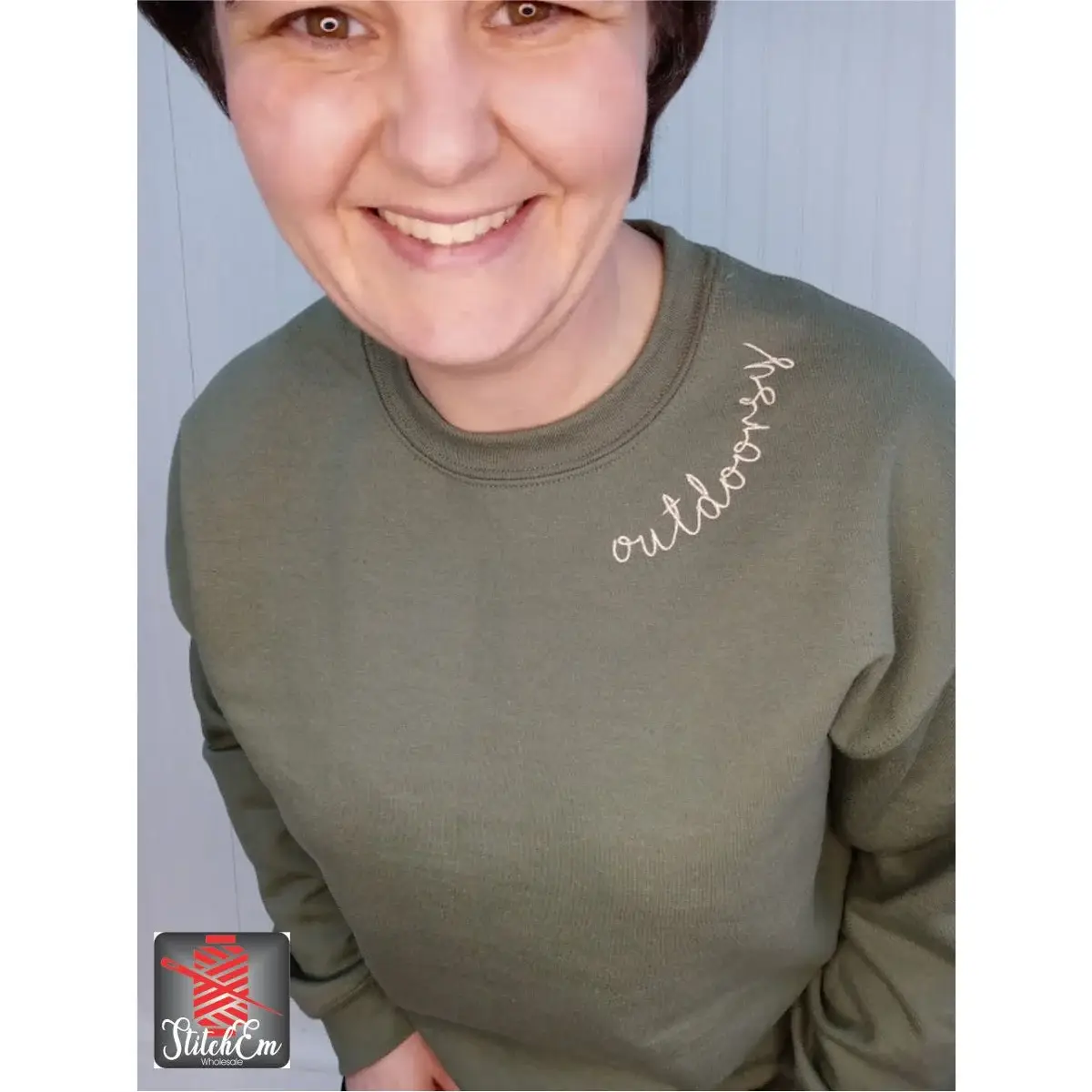 Stitch Em Wholesale – Großhandel Sweatshirt – Damen – Crewneck mit Namens- oder Wortkragen-Monogramm1