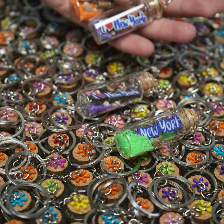 Loli – wholesale Nyckelringar - Dam – Fängslande miniatyrflaskor - Färgglada New York nyckelringar