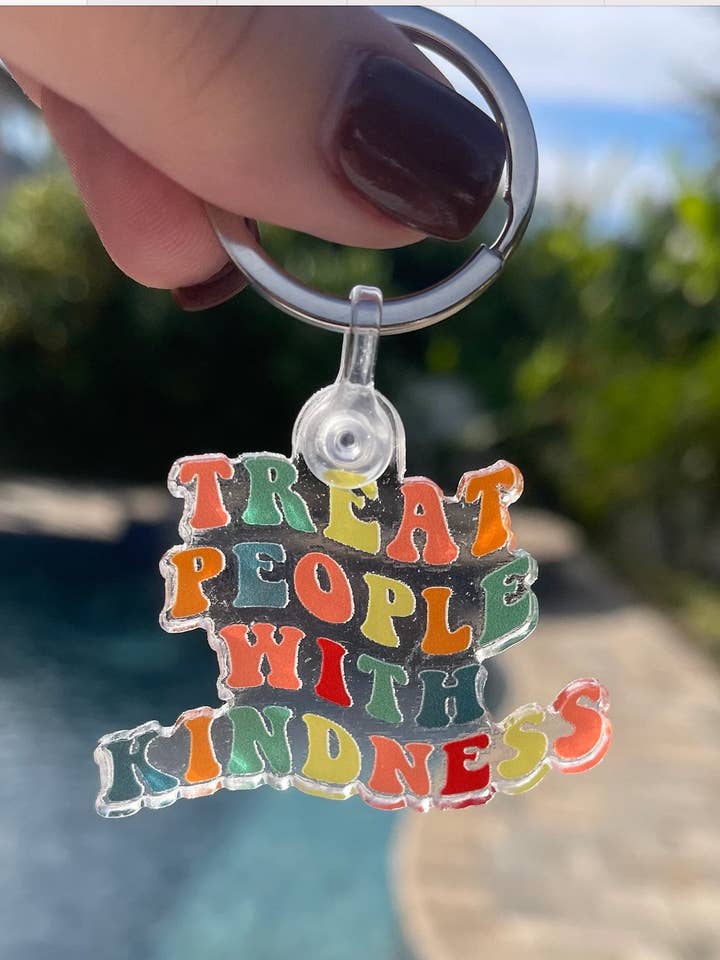 Trate as pessoas com gentileza “TPWK” Chaveiro de acrílico Groovy por atacado de Sabil Designs Co