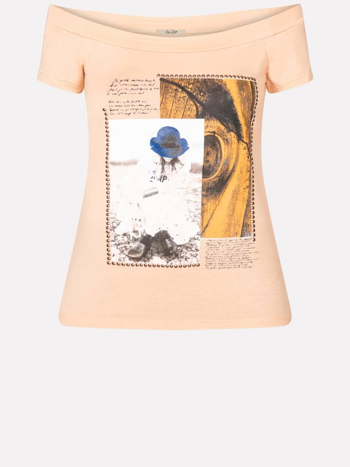 T-shirt med nederskulder med print og nitter 95% Vi 5% Ea for engroshandel hos No-nà by Siste's