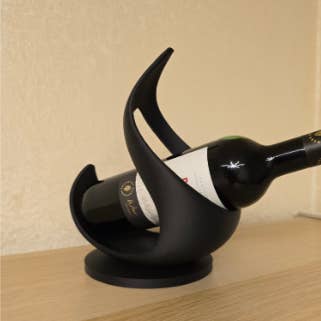 Flammeformet vinholder minimalistisk buet vinreol display for engroshandel hos Herbs&Belles