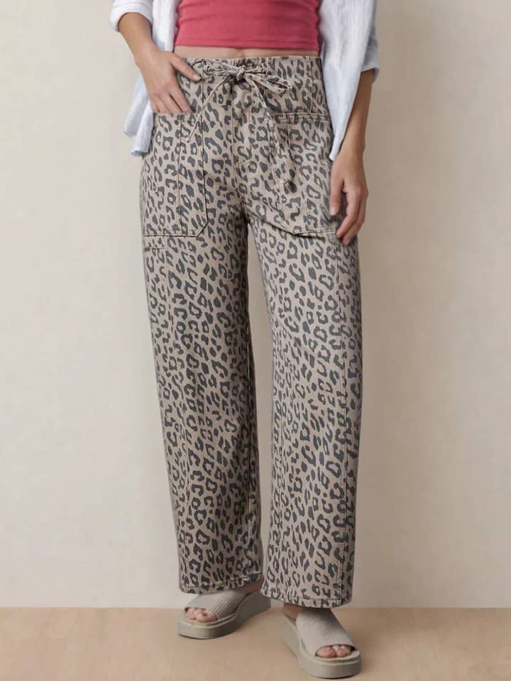 Athena Luipaard Broek met Trekkoord Taille en Wijde Pijpen met Zakken voor wholesale door Indie & Co. | Women's Apparel