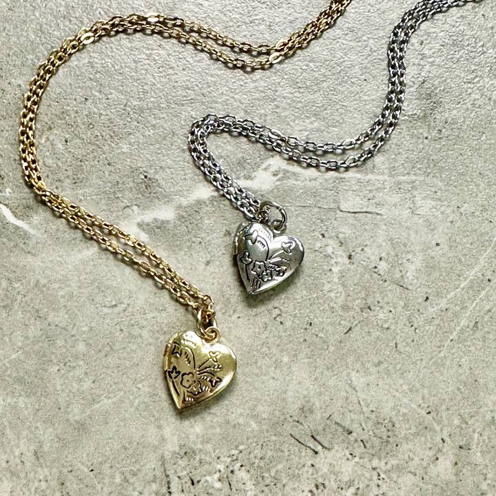 Collier avec médaillon en forme de cœur pour la vente par Seize The Night Designs