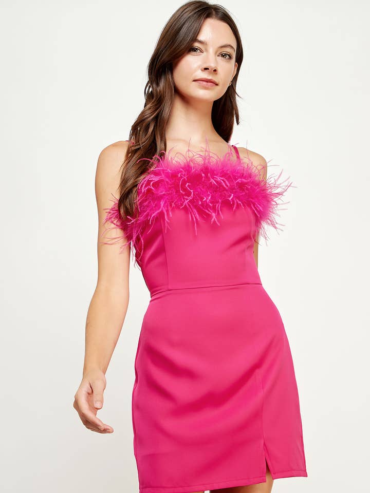 Mini-robe à épaules dénudées et à plumes pour la vente par Strut & Bolt