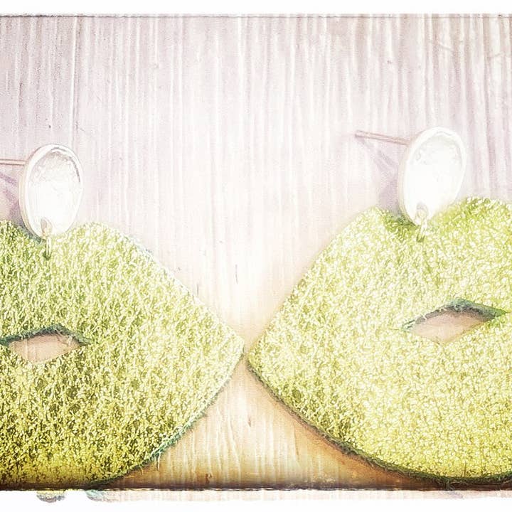 Boucles d'oreilles Kiss Me I am Irlandais pour la vente par JAG/ged Edge Jewelry