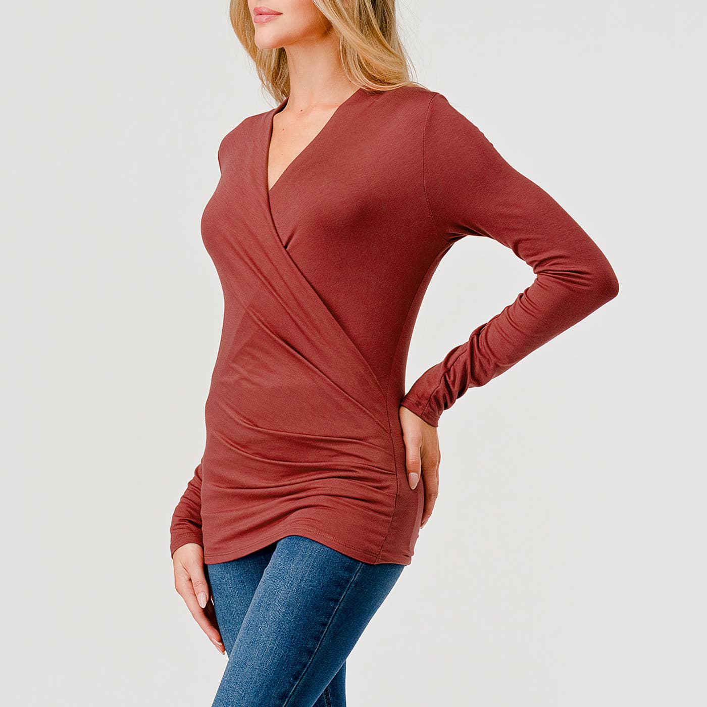 Heimious – Engroshandel Strikket top - Dame – Heimious fitted modal jersey bluse med slå-om, lange ærmer og plisserede detaljer29