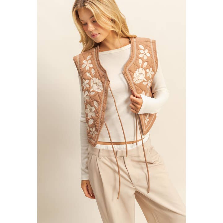 HYFVE - Vente Veste sans manches – femme - Gilet matelassé brodé de fleurs avec lien à nouer devant7
