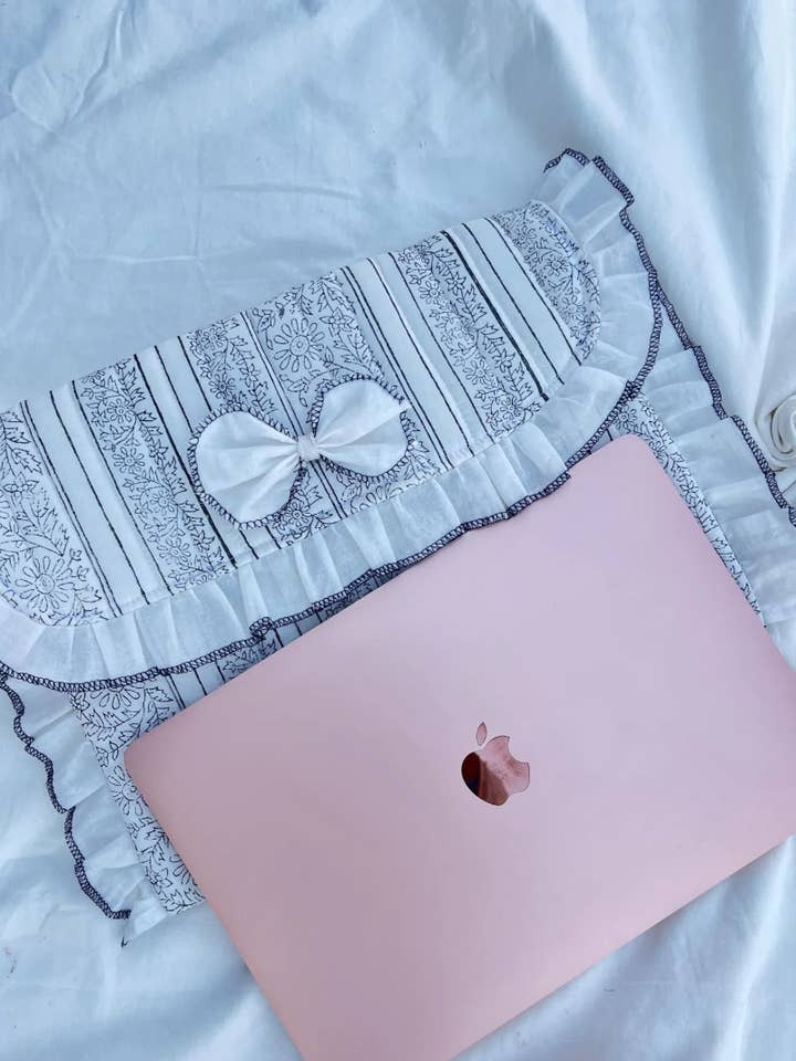 Housse d'ordinateur portable en impression indienne avec nœud et volants pour la vente par Two Way Street