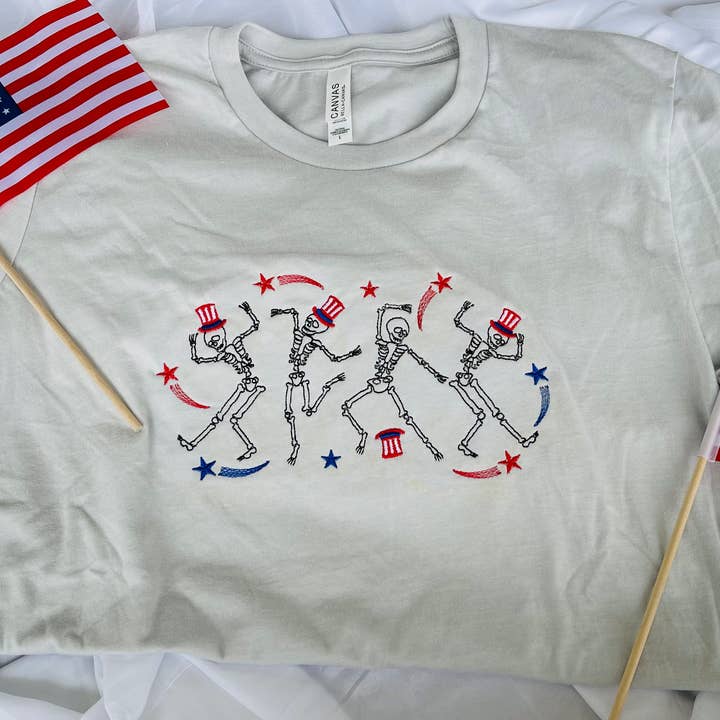 Dansende 4OJ dansende skeletten geborduurd T-shirt. voor wholesale door Basil & Burch