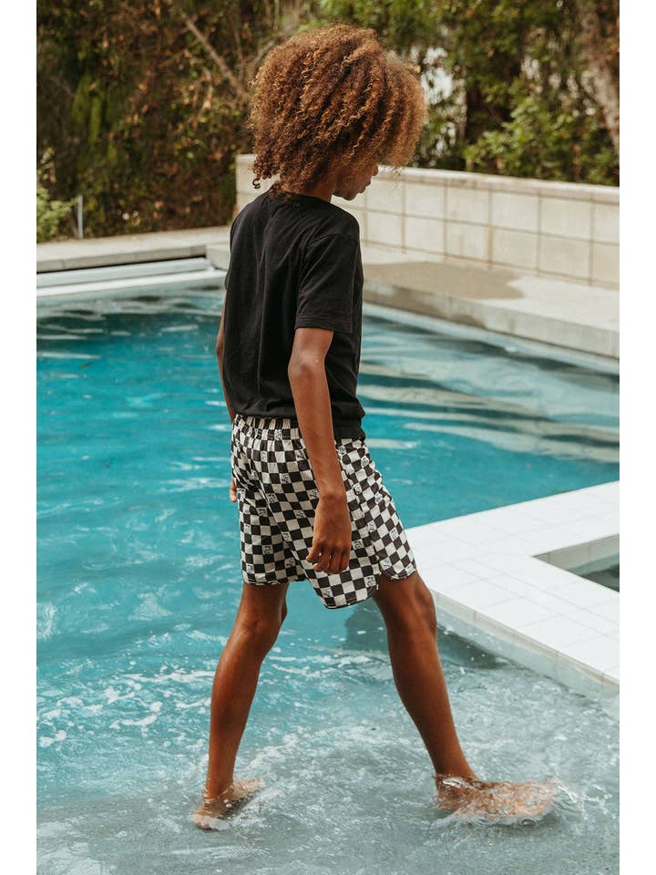 Seaesta Surf – wholesale Shorts – Kids – Seaesta Surf x Peanuts® Black & White Checkerboard Boardshorts / Strand3