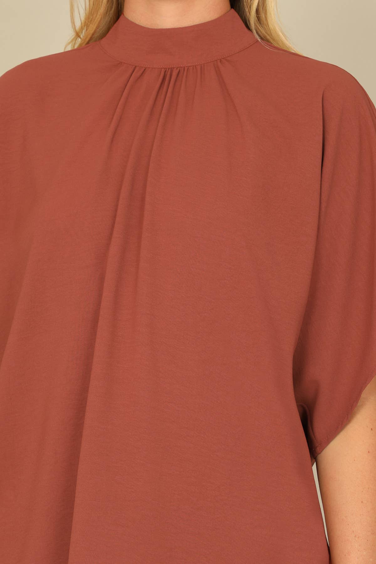 You & Me – Großhandel Bluse – Damen – YMT20083V-SOLID RÜCKENBAND DOLMAN-ÄRMEL HOCHHALS-TOP29