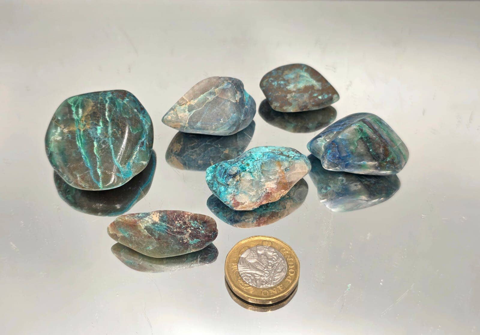 Distinction Crystals - Venta al por mayor Piedras/cristales espirituales - Cristales de Shattuckita en Cuarzo Pequeños Cantos Rodados Lote de 100g1