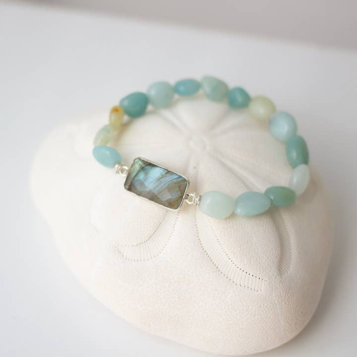 ”Aukai” Amazonite Stretch Armband med Labradorit för wholesale av Devi & Co