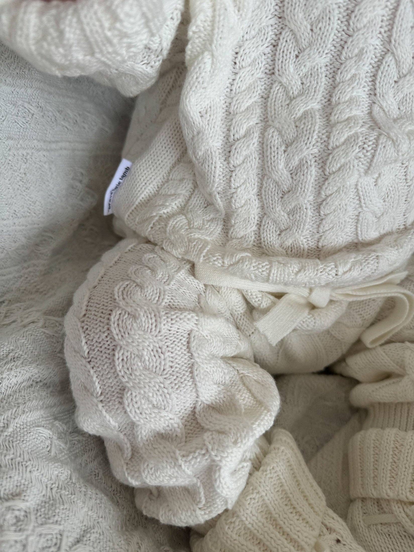 Brave Little Lamb the Label – Großhandel Bekleidungsset – Baby – Heritage Zopfmuster-Pullover | Elfenbeinfarben6