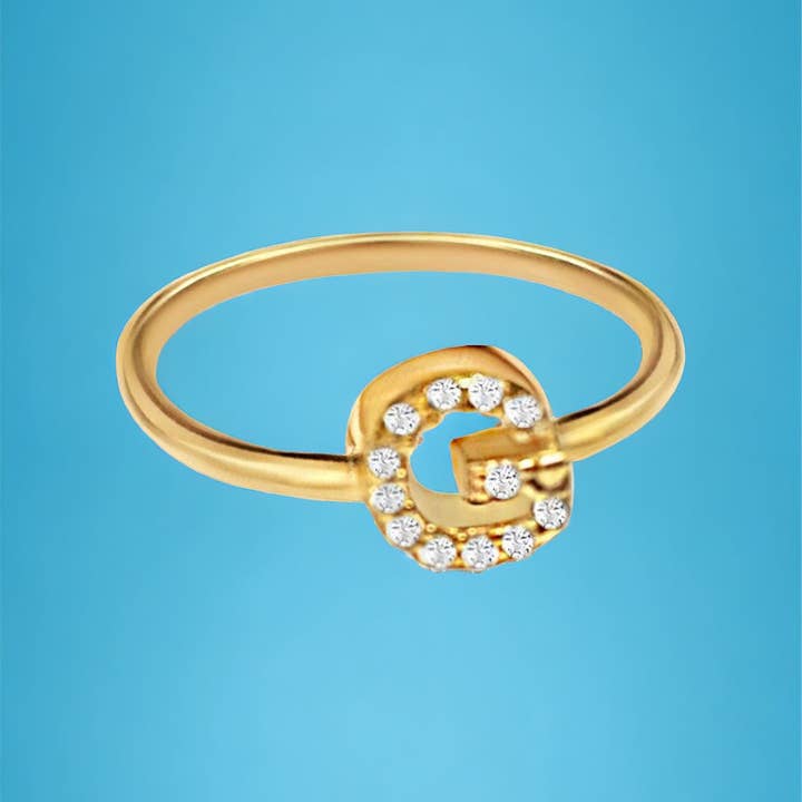 Amara Initial Ring für den Großhandel von Anna Lou of London