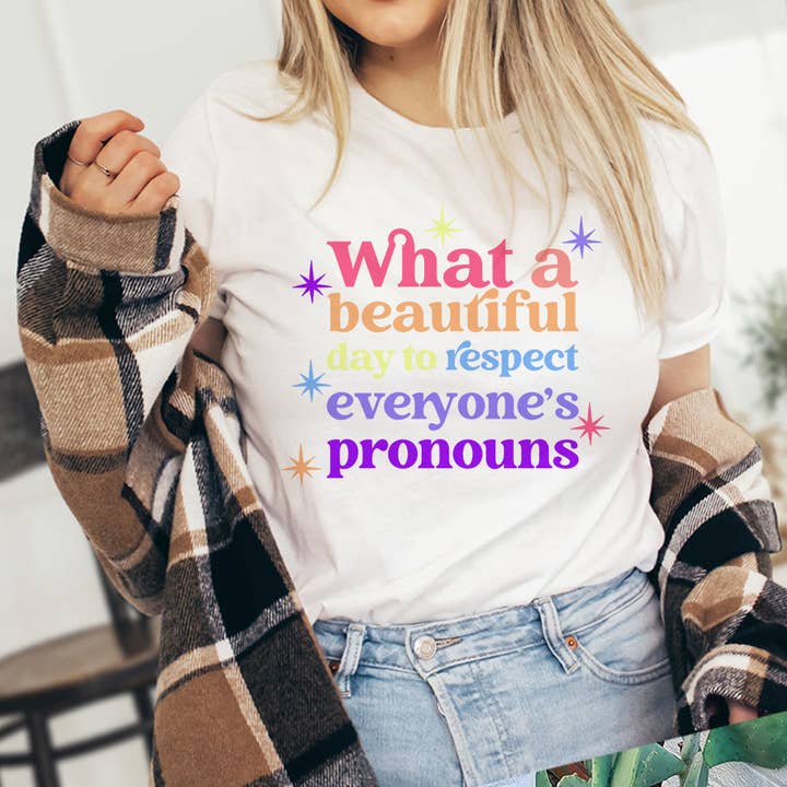 House Of Rodan - Vente T-shirt à imprimés – femme - Une belle journée pour respecter les pronoms - T-shirt LGBTQ Pride1