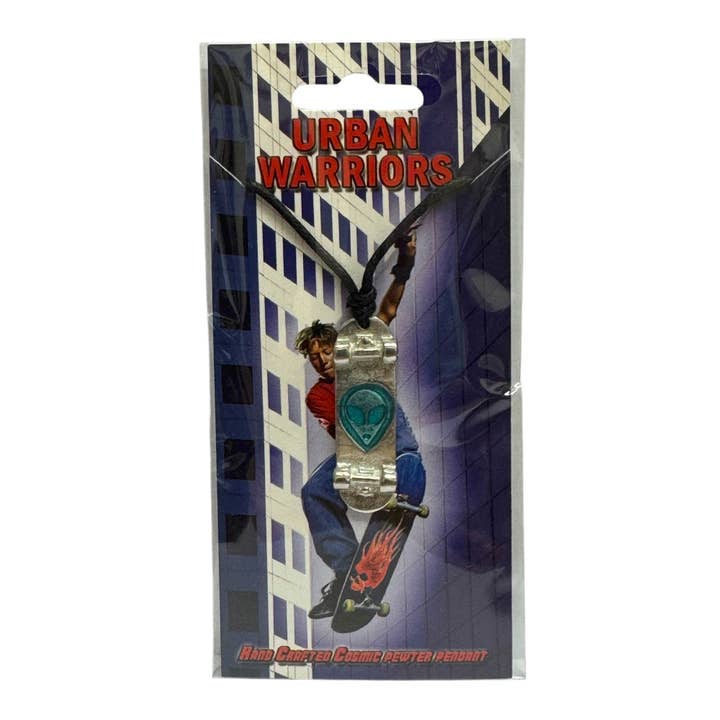 Collar de joyería punk de patinador alienígena de peltre - (EE. UU.-DDP) para venta al por mayor de Myth & Magik - Silver Jewellery Cavern Wholesale