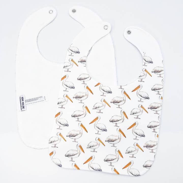Home Malone – Engroshandel Hagesmæk - Baby – Pelikan på hvidt babyhagesmæk1