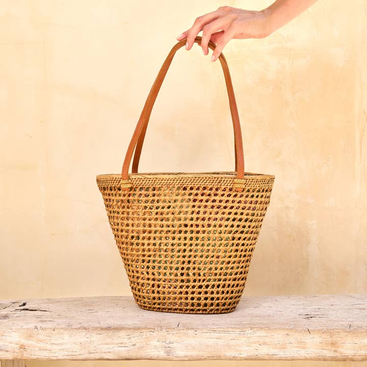 Ata Vine Open Weave Bucket Tote-väska med Batiktryckt Foder för wholesale av The Winding Road