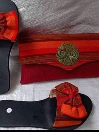 Matchende sandaler og taske lavet af Ankara-stof for engroshandel hos Delight merchants