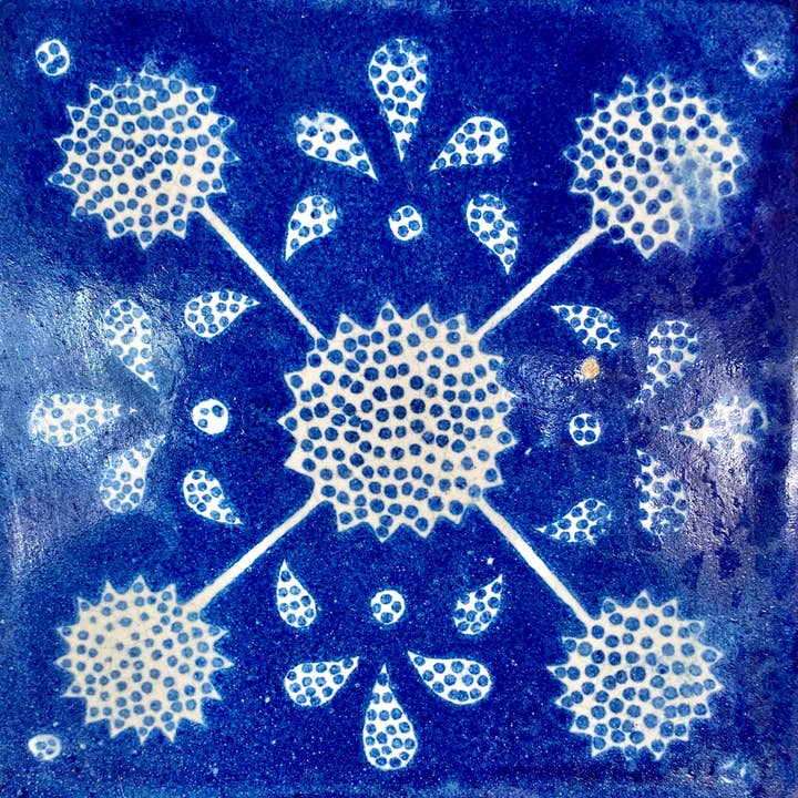 Barcelona-inspireret håndlavet vægdekoration flise for engroshandel hos Place of Clay