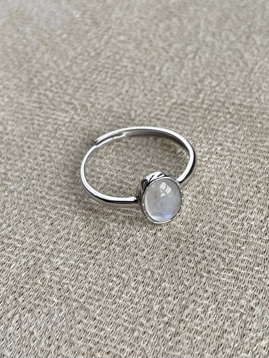 With Extraordinary Grace - Vendita all'ingrosso Anelli con pietra singola/solitario - Anello regolabile in argento sterling con pietra di luna3