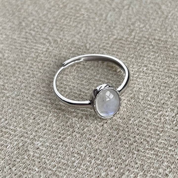 With Extraordinary Grace - Vendita all'ingrosso Anelli con pietra singola/solitario - Anello regolabile in argento sterling con pietra di luna3