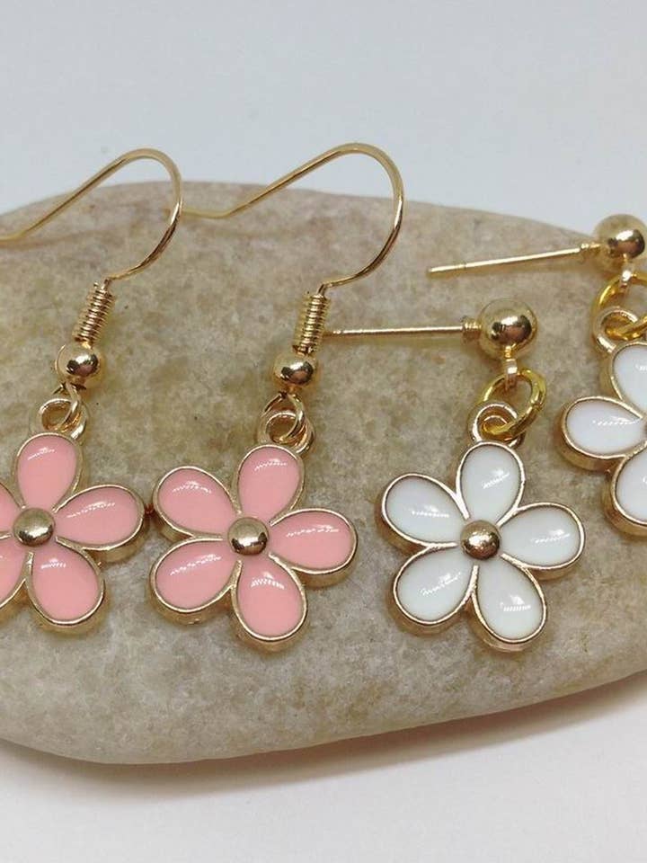 Kleine zierliche Gänseblümchen-Ohrringe | Blumen-Ohrringe HUGGIE für den Großhandel von SimpleNGreat